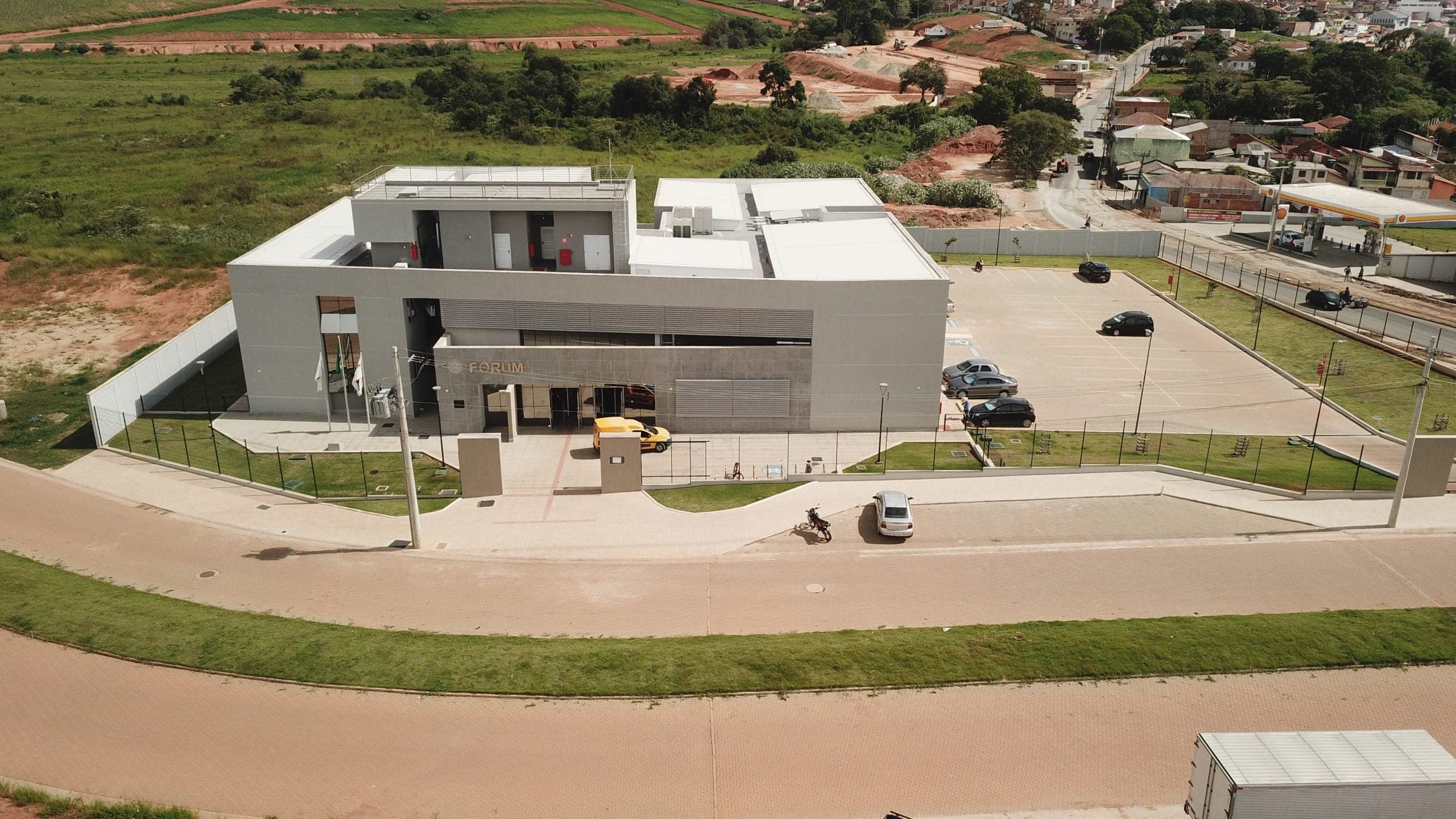 Vista aérea de trecho do loteamento com ruas e lotes
