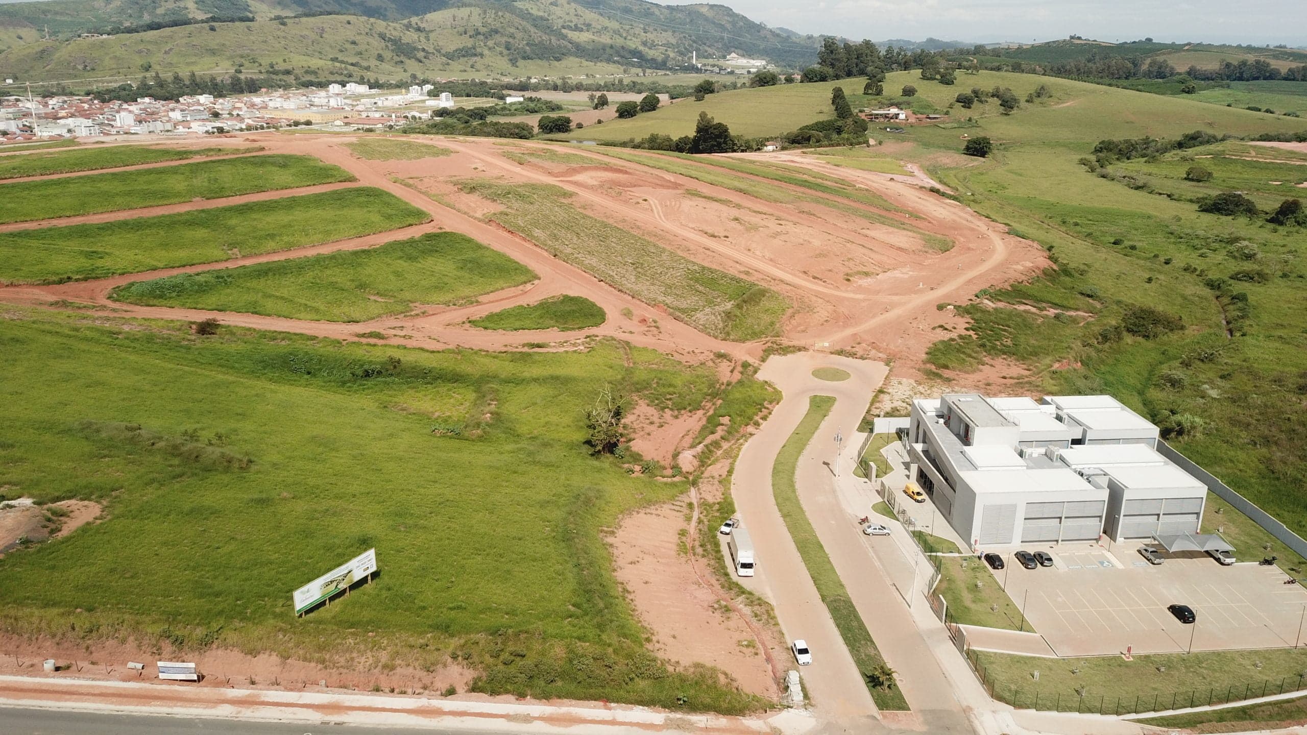 Vista aérea do loteamento entre as montanhas