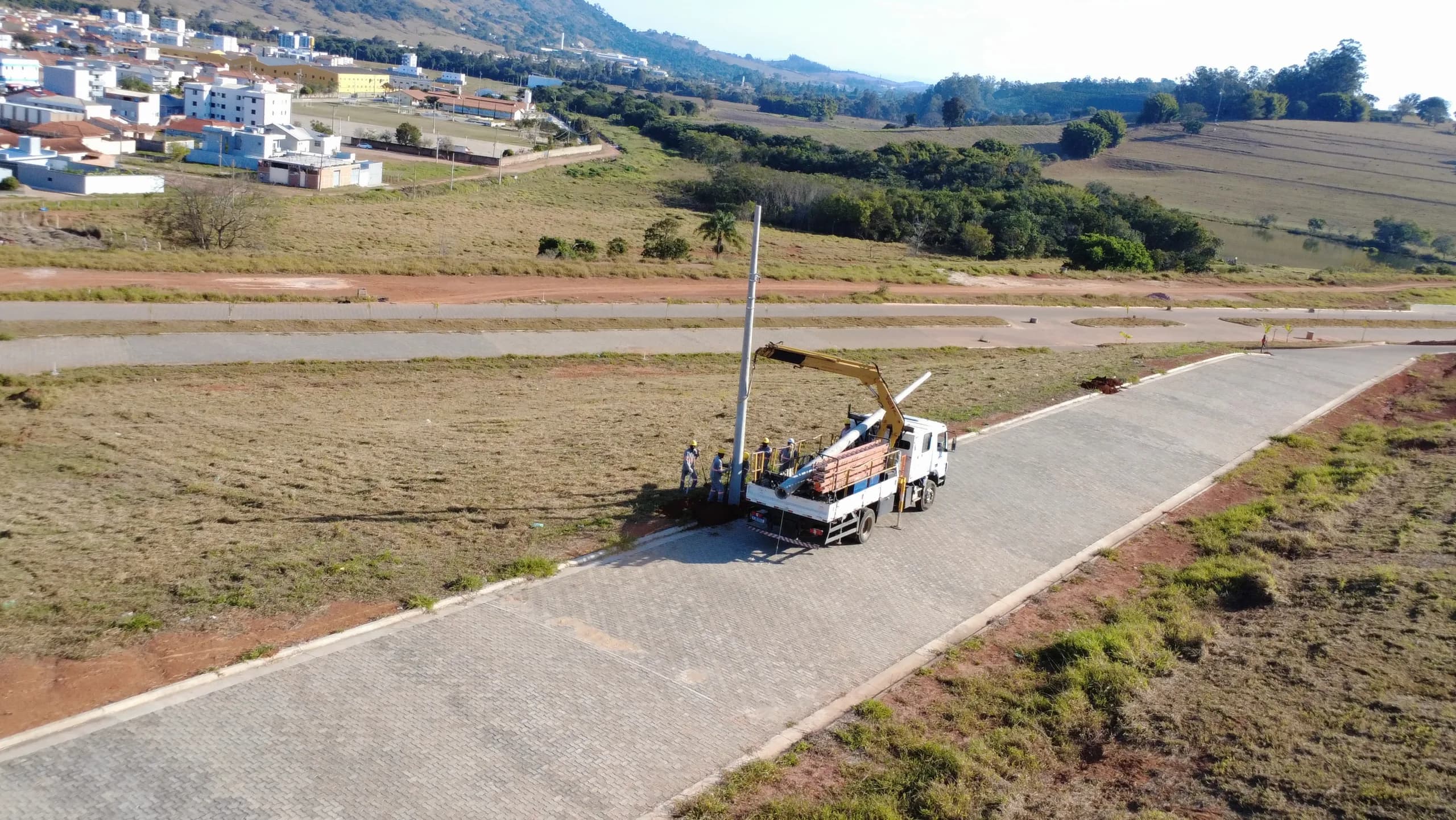 Vista aérea da instalação de postes da rede elétrica