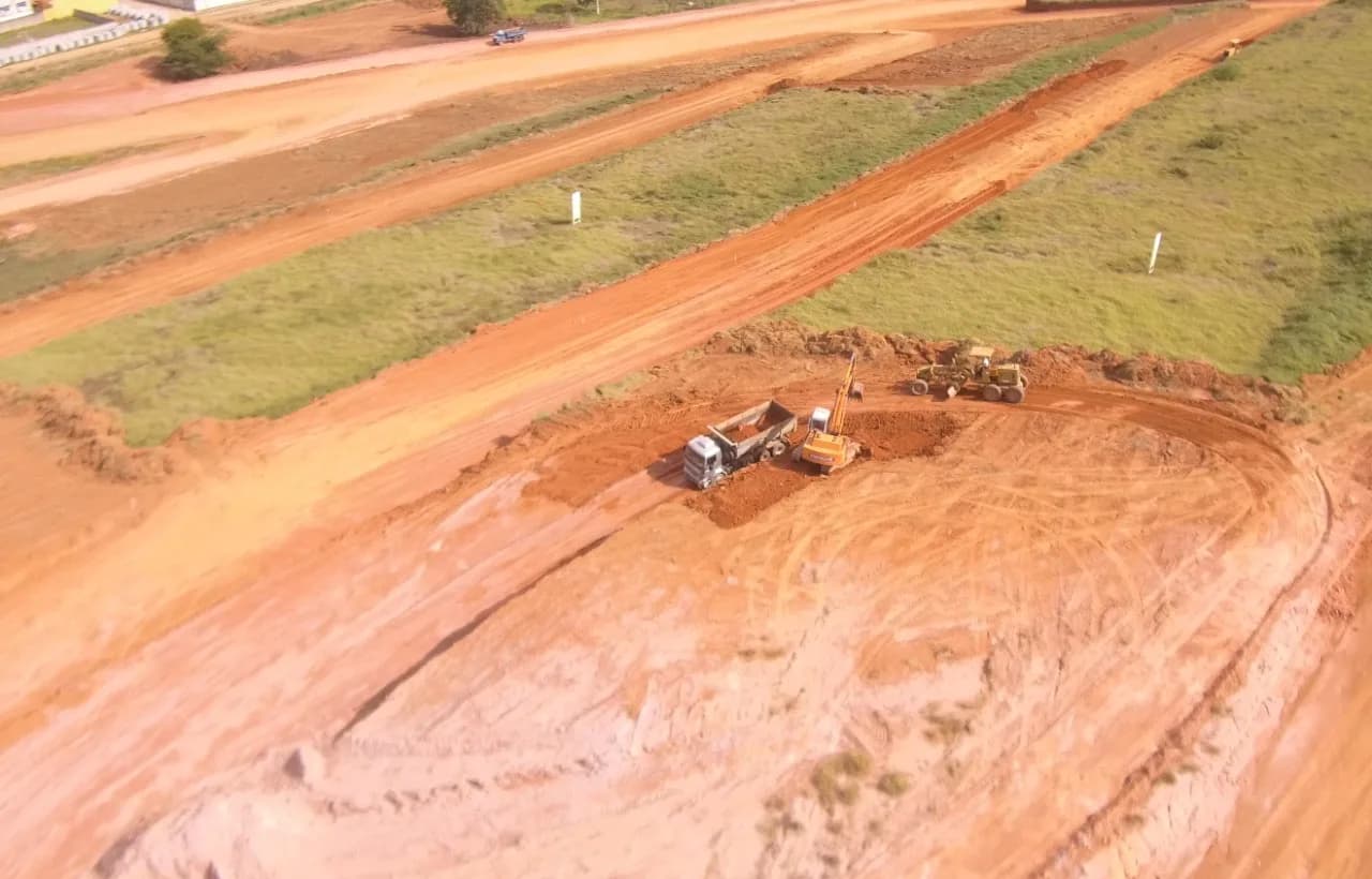 Caminhões e máquinas em operação na terraplanagem