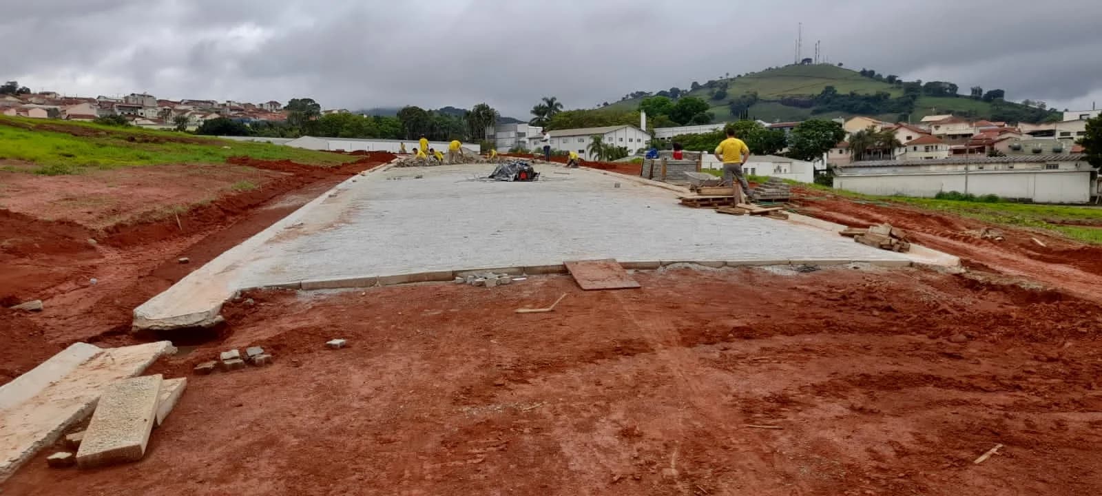 Via com base de concreto executada