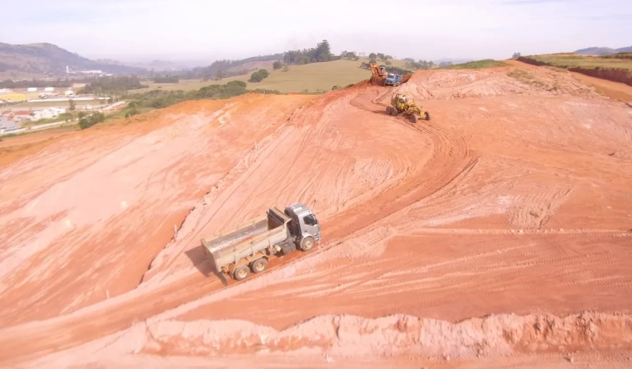Caminhões e máquinas em operação na terraplanagem