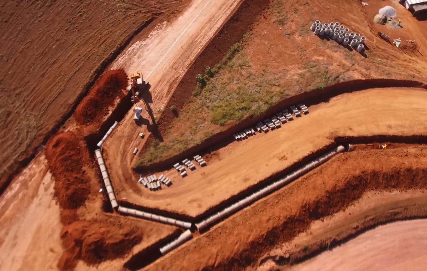 Vista aérea de vala com tubulação de concreto assentada