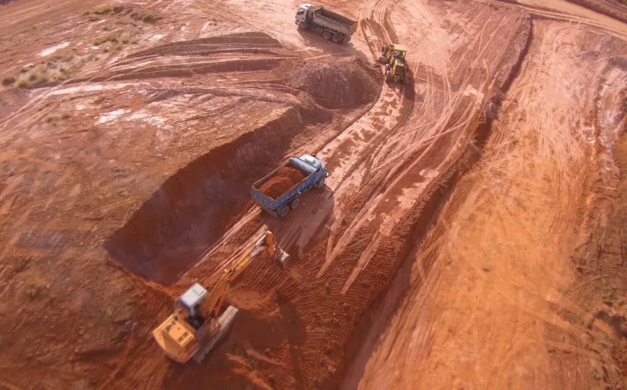 Caminhões e máquinas em operação na terraplanagem