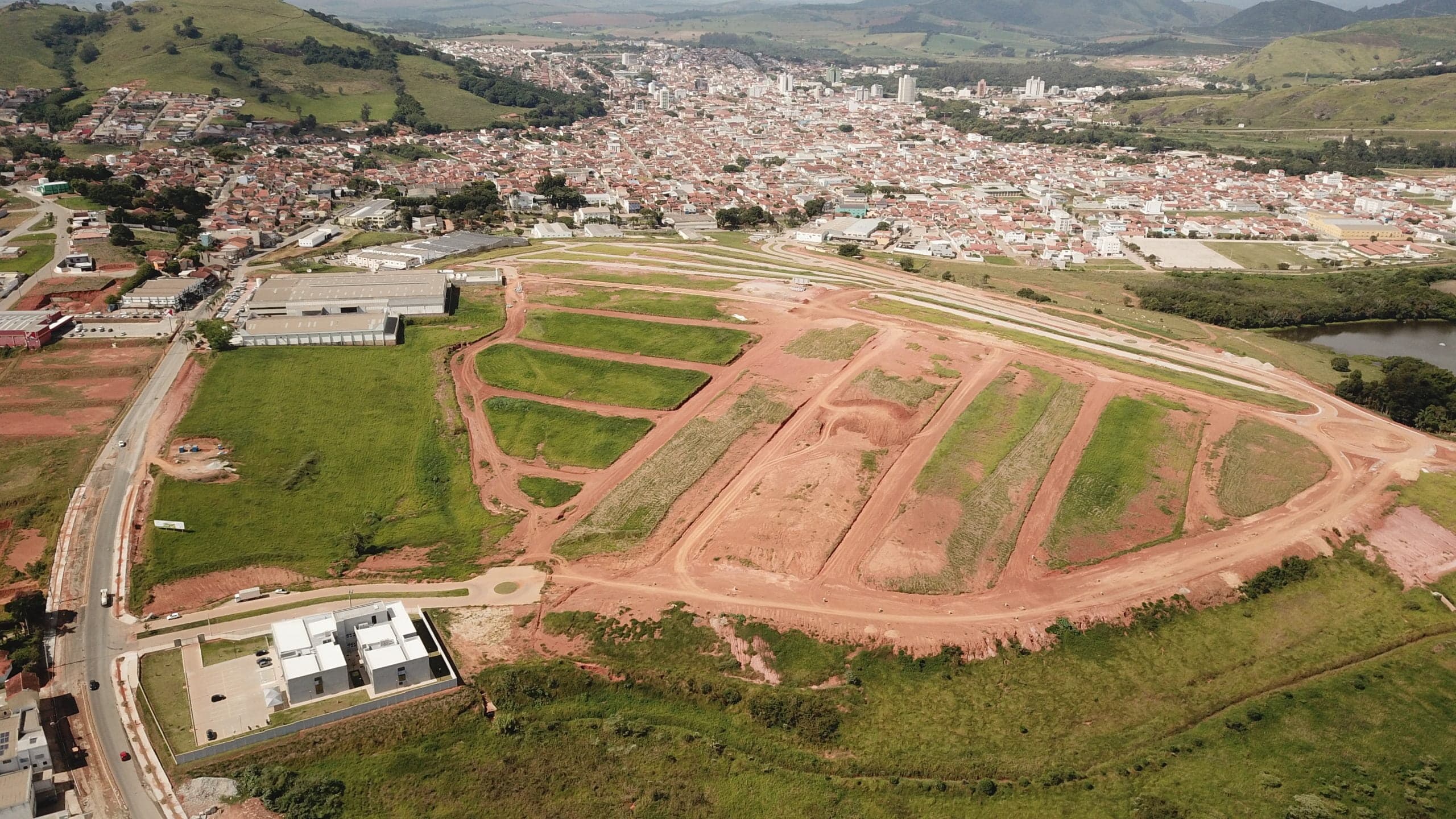 Vista aérea do loteamento e do acesso à cidade de Santa Rita do Sapucaí